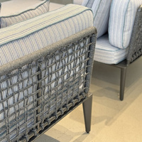 Chaise longue de piscine avec dossier en corde et coussins pour terrasse extérieure