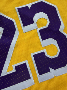 पीले ट्रिम के साथ टवील सिले लोगो और संख्या सफेद धारीदार हरी बास्केटबॉल जर्सी - Product Image 5