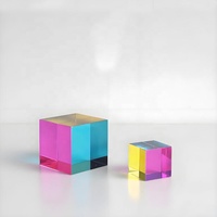 Cube en acrylique CMY irisé/arc-en-ciel de style moderne personnalisé avec une transparence de 97,5 %, idéal pour les cadeaux modernes