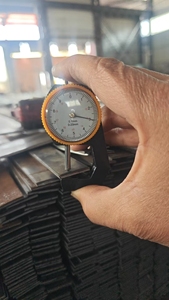 قضبان فولاذية مسطحة مخصصة من نوع Q195 وQ235 وQ355 وSS400، قضبان فولاذية كربونية مسطحة مدرفلة على الساخن بحواف مشقوقة للبناء - Product Image 5