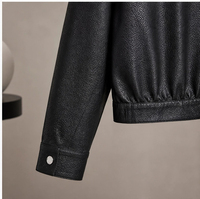 Veste en cuir noire texturée vintage décontractée à revers, boutons argentés verticaux, ourlet froncé, coupe ample, manteau court pour le quotidien