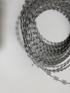 Bobina de Alambre Galvanizado de Alta Resistencia BTO-20, Barrera de Seguridad de 450 mm de Diámetro para Control Perimetral de Alto Riesgo - Product Image 1