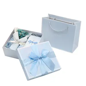 定制蓝色粉色底座和嘴唇礼品矩形盒，带丝绸，用于礼品盒套装