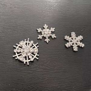 Dijes de Cristal con Incrustaciones de Metal Plateado en Forma de Copo de Nieve, Diseño de Lujo, para Decorar Fundas de Teléfono - Product Image 2
