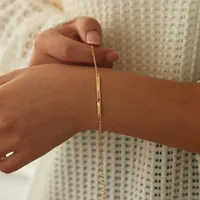 Bracelet minimaliste en forme de barre d'or avec nom personnalisé personnalisé Bracelets à graver en argent sterling 925 pour femme