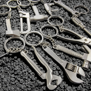 พวงกุญแจอเนกประสงค์โลหะแบบกำหนดเอง พร้อมค้อน คีม ประแจ พลั่ว สำหรับผู้ชาย แฟชั่น ทันสมัย ใช้ป้องกันตัว พวงกุญแจมัลติทูลขนาดเล็ก - Product Image 3