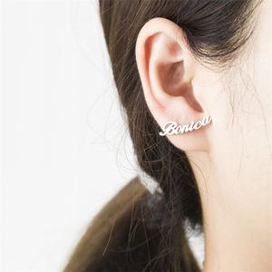 Pendientes de Acero Inoxidable Chapados en Oro Personalizados OEM/ODM con Diseño de Nombre para Venta al Por Mayor - Product Image 1