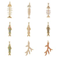 Pendentif Corail Scintillant Plaqué Or 18K Breloques Poisson Tropical FABCM-4 Breloque Os de Poisson Pavé de Zircons Colorés pour l'Été