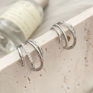 Orecchini a Perno E3505 in Oro Bianco con Diamante Rotondo Incastonato, Design Geometrico di Tendenza, Gioielli Unisex alla Moda - Product Image 4