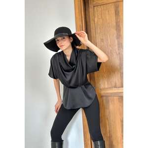 Vêtements européens en gros, chemisiers noirs à col en V - Product Image 4