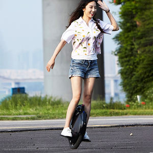 <span class=keywords><strong>Inmotion</strong></span> <span class=keywords><strong>V5F</strong></span> Monocycle urbain Scooter intelligent à deux roues pour adulte avec pneu de 10 pouces Batterie au lithium Somatosensory Thinking-Cool Toy Car - Product Image 5