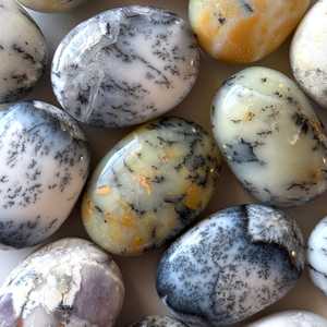 Piedra de Palma de Ópalo Dendrítico Natural al por Mayor, Cristal Bohemio de Forma Ovalada con Patrones de Árbol en Azul Negro Profundo - Product Image 5