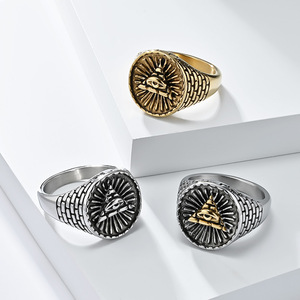 Un elegante y sofisticado anillo para hombre con un diseño vintage de pirámide egipcia en acero de titanio, que encarna el "Ojo de Dios" - Product Image 1