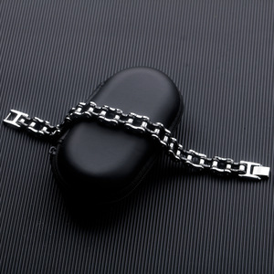 Pulsera de Cadena de Bicicleta de Acero Inoxidable con Baño de Oro PVD de 18K |   Duradero, Impermeable e Hipoalergénico |   Joyería Moderna para Hombre - Product Image 4