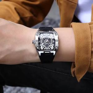 Reloj de Pulsera Deportivo Megir 8116G 8116 para Hombre, con Correa de Silicona, Manecillas Luminosas, Esfera Tonneau, Cuarzo, Resistente al Agua - Product Image 4