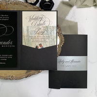 Suite d'invitations de mariage de luxe en acrylique noir mat brillant avec bande argentée, photo, RSVP et détails forestiers, impression personnalisée