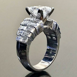 Anello a Forma di T con Zirconi Quadrati per Donne, Elegante Gioiello da Dito alla Moda - Product Image 2