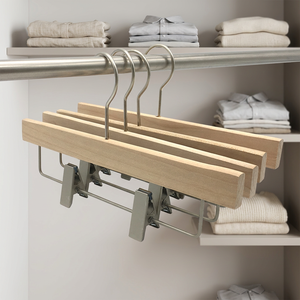 Cintres en bois pour enfants avec pinces en acier inoxydable – Cintres de garde-robe modernes et minimalistes – Logo personnalisé – Durables pour magasins de vêtements - Product Image 4