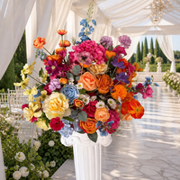 Centre de table de mariage : Grand vase trompette blanc avec roses rouges et lavande pour banquet