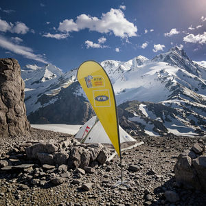 Kit Portabandiera a Goccia Personalizzato, Bandiere a Piuma con Logo Pubblicitario Stampato Digitalmente su Poliestere, Asta in Alluminio - Product Image 3