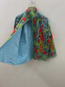 Chaqueta Bordada a Mano con Diseño Floral de Pavo Real en Terciopelo Suzani, Abrigo Bohemio de Invierno para Mujer, Prenda Exterior de Boutique de la India - Product Image 2