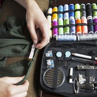KIT de couture pour adultes, Set de réparation de qualité supérieure, avec plus de 100 fournitures et fils disponible en 24 couleurs