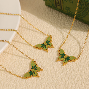 Collier pendentif papillon en émail vert plaqué or, chaîne de clavicule en acier inoxydable, bijoux tendance - Product Image 1