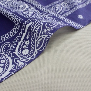 Como mostrador de vídeo personalizado logotipo <span class=keywords><strong>navy</strong></span> azul quadrado <span class=keywords><strong>bandana</strong></span> de seda personalizada multi padrão <span class=keywords><strong>bandana</strong></span>