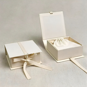 Boîte à bijoux élégante personnalisée <span class=keywords><strong>en</strong></span> carton avec impression bronzée, doublure <span class=keywords><strong>en</strong></span> <span class=keywords><strong>aluminium</strong></span>, boîte cadeau <span class=keywords><strong>en</strong></span> forme de livre rose, ruban à nœud - Product Image 3