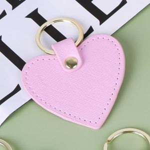 Porte-clés en cuir en forme de cœur créatif et mignon, breloques pour sacs à main, pendentifs pour filles, petit cadeau - Product Image 5