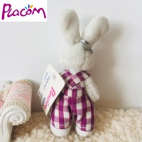 Porte-clés en peluche lapin mignon avec tenue à carreaux et nœud papillon, mini animal en peluche de 8,5 cm pour sacs et cadeaux - Vente en gros