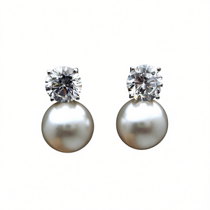 E2144 Orecchini a lobo in oro bianco con diamante rotondo e perla d'acqua dolce, gioielli classici da donna - Product Image 1