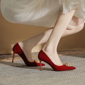 รองเท้าส้นสูงหนังกลับสีแดง สไตล์เทพธิดาสง่างาม ปลายแหลม ส้นเข็ม ประดับโบว์ สไตล์จีน ชุดแต่งงานฤดูร้อน - Product Image 3