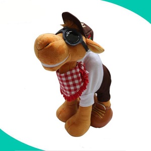 Chất Lượng Cao Tùy Chỉnh Dubai Thú Nhồi Bông Lạc Đà Đồ Chơi Sang Trọng Với Kính Mát - Product Image 2