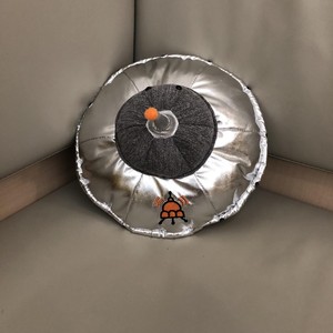 Peluche UFO 2026 UK JC Versione Alta 30cm, con base ponderata, a forma di piatto simmetrico, morbido al tatto, della serie Space, in cotone PP lavabile - Product Image 3