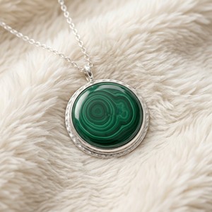 Colliers pendentifs en argent plaqué OEM/ODM en gros, bijoux en malachite ronde pour femmes - Product Image 3