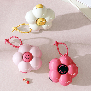 Boîte de rangement portative multifonctionnelle en plastique pour médicaments et bonbons PP avec boîte à pilules quotidienne et étui à pilules de voyage Design de fleurs - Product Image 3