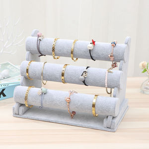 Expositor de terciopelo de tres niveles para pulseras, relojes y accesorios para el cabello. - Product Image 3
