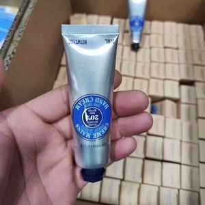Échantillon de crème pour les <span class=keywords><strong>mains</strong></span> hydratante longue durée, non grasse et parfumée - Product Image 2