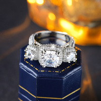 Bague de fiançailles de luxe à trois pierres taille coussin avec halo, en laiton plaqué platine et zircone cubique AAA, vente en gros
