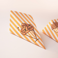 Emballages triangulaires pour frites en kraft de qualité alimentaire, résistants à l'huile, gaufrés, couleur personnalisée, matériaux recyclés pour les frites à emporter