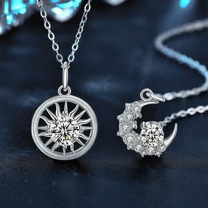 Set Collana Romantica per Coppie 2026 all'Ingrosso, Collana con Pendente Sole e <span class=keywords><strong>Luna</strong></span> in <span class=keywords><strong>Argento</strong></span> Sterling con Moissanite Colore <span class=keywords><strong>D</strong></span>, alla Moda, per Coppie - Product Image 1