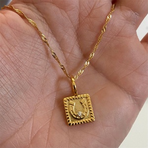 Collar de Acero Inoxidable de Buena Calidad, Chapado en Oro, con Símbolo de la Suerte en Forma de U - Product Image 4