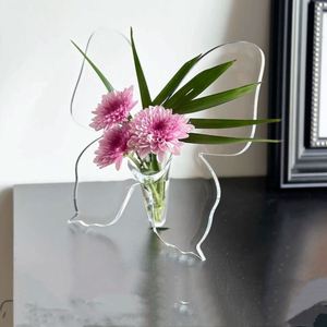 Vase de table en acrylique papillon style INS, ornement moderne et simple pour la maison, à des fins décoratives - Product Image 6