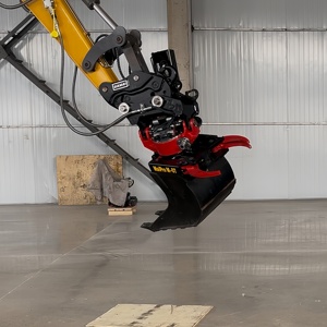 Rotador Inclinable Multifuncional con Agarre, el Más Popular, con Enganche Rápido para Excavadora CAT305 SK100 con Bloqueo Hidráulico - Product Image 1
