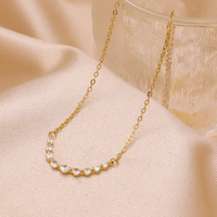 Collier pendentif sourire délicat à neuf pierres en zircon cubique, plaqué or 18 carats, minimaliste, pour usage quotidien, bureau, fête, bal de promo, bijoux de mariée