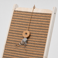 Griffoir pour chat incliné en liège avec boule suspendue 320x290x650mm, cadre en bois