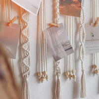 Décoration murale bohème faite à la main, macramé, support photo, guirlande de perles en bois, collage, clips pour cadre photo, personnalisé
