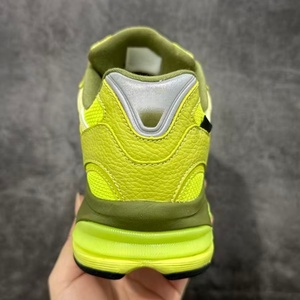 Zapatillas deportivas de diseño clásico de marca, con amortiguación y ligeras, con cordones y diseño luminoso en amarillo brillante. - Product Image 3