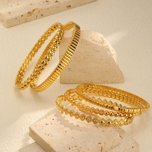 Brazalete Geométrico Abrible de Acero Inoxidable Chapado en Oro de 18K con Incrustaciones de Circonia Cúbica Blanca, Joyería Elegante a Prueba de Agua - Product Image 2